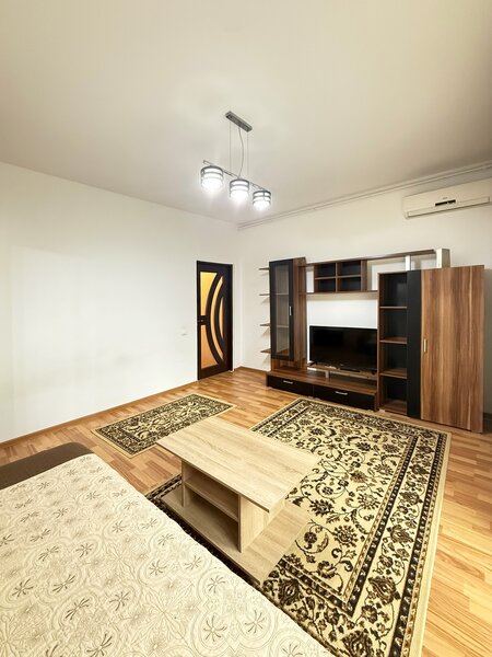 13 Septembrie, Parc Sebastian, garsoniera decomandata, 42 mp, 350 EUR.